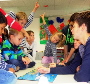 Ältere Schüler/innen leiten spielerisch die Jüngeren an (Lernen durch Lehren).
