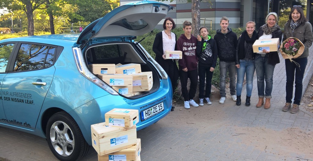 Übergabe der Unterrichtsmaterialien an das Team der Marion-Dönhoff-Realschule