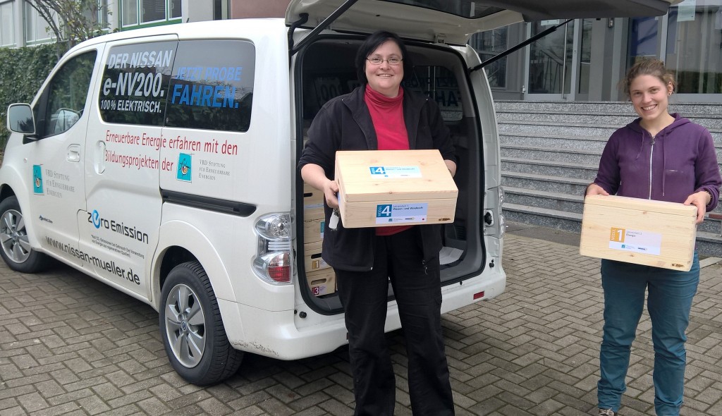 Materialübergabe per Elektrofahrzeug an Frau Dr. Oettinger und Frau Storz